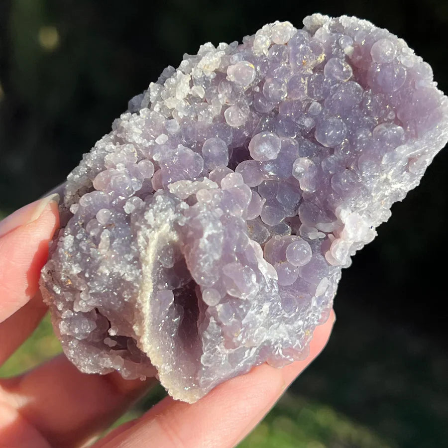 un cluster de agat strugure de culoare mov deschis transparent