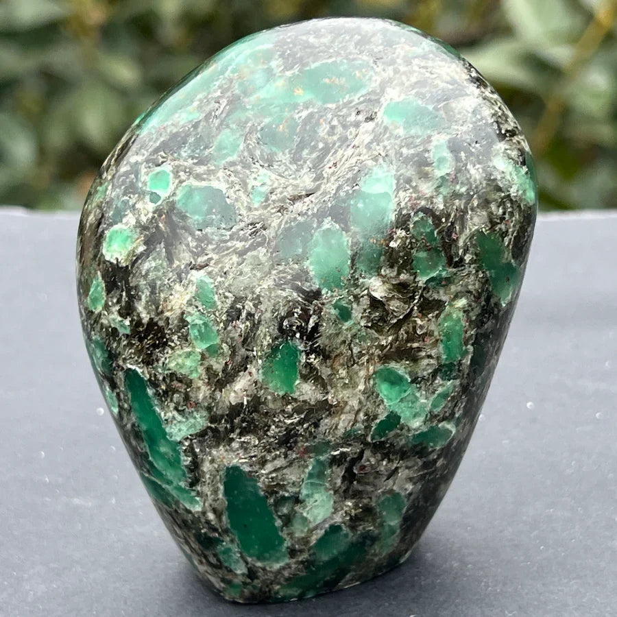 piatra bruta de smarald verde intens cu insercti pamanti expusa in natura 