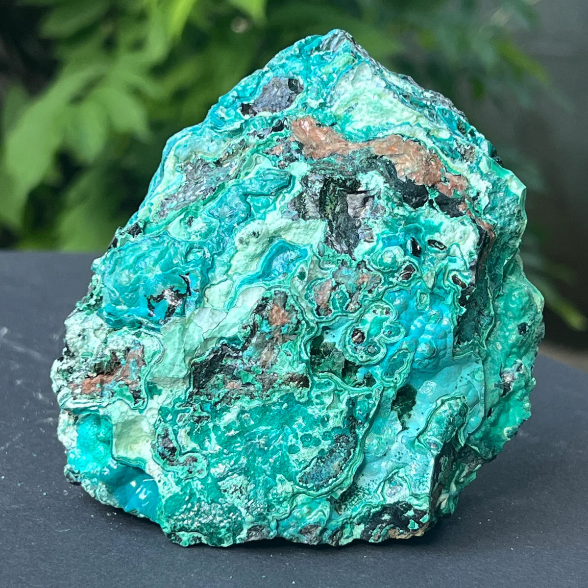 Raw natural chrysocolla mineral with intricate blue-green patterns and rough texture. Credit foto: Photo by Druzy.ro (original content)