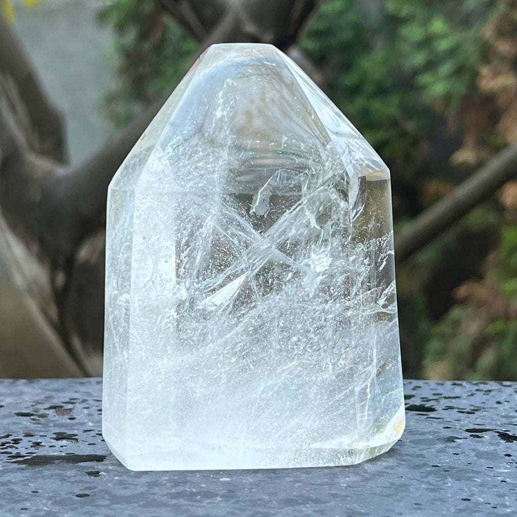 Cu proprietăți de puritate și transformare, cristalul de cuart aduce expansiune și conexiune spirituală.