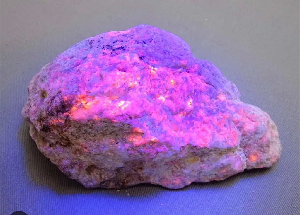 Hackmanit, UV reactive, cristale unice. DRUZY