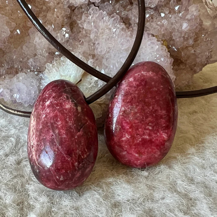 tulit (thulite) roz natural – pietre ovale lustruite pentru coliere, cristal al inimii și bucuriei