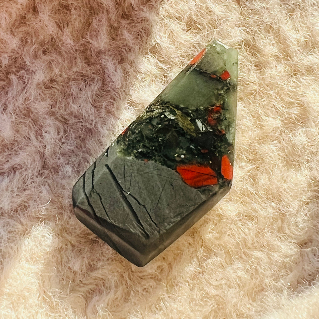 Cabochon jasp piatra sangelui/seftonit m10, druzy.ro, cristale 1