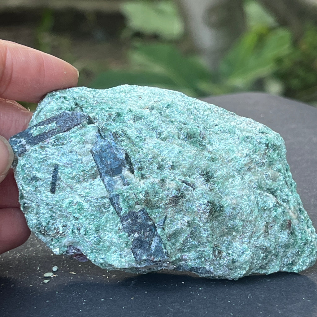 Kianit albastru (cianit) in fucsit piatra bruta | Model 11, pietre semipretioase - druzy.ro 1 