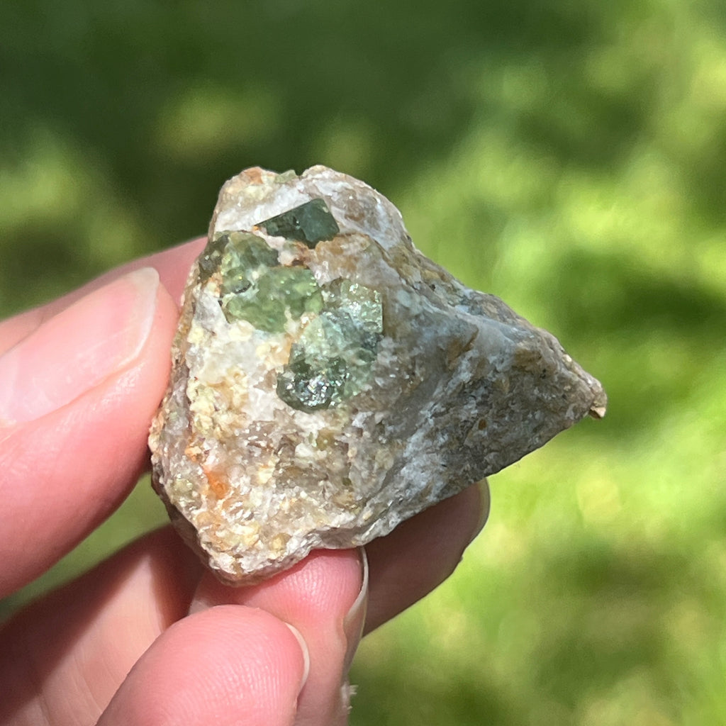 Cluster granat verde Demantoid pe matrice – specimen brut din Erongo, Namibia | Model 2, pietre semipretioase - druzy.ro 1 