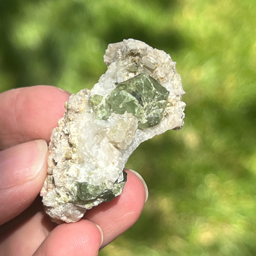 Cluster granat verde Demantoid pe matrice – specimen brut din Erongo, Namibia | Model 7, pietre semipretioase - druzy.ro 1 