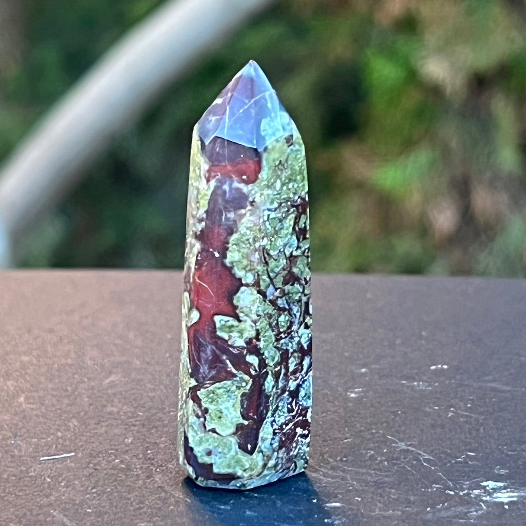 Obelisc mini piatra sangele dragonului (epidot&piedmontit) m3, druzy.ro, cristale 1