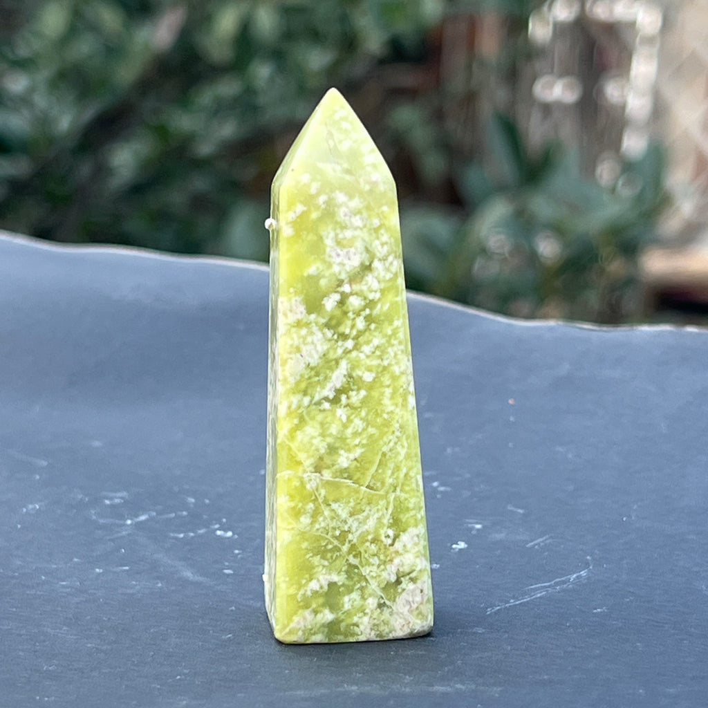 Turn/obelisc serpentin galben model 6, pietre semipretioase - druzy.ro 2 