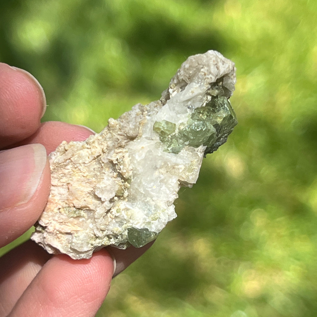 Cluster granat verde Demantoid pe matrice – specimen brut din Erongo, Namibia | Model 7, pietre semipretioase - druzy.ro 2 