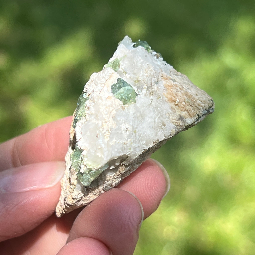 Cluster granat verde Demantoid pe matrice – specimen brut din Erongo, Namibia | Model 8, pietre semipretioase - druzy.ro 2 