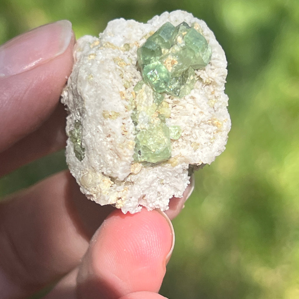 Cluster granat verde Demantoid pe matrice – specimen brut din Erongo, Namibia | Model 10, pietre semipretioase - druzy.ro 5 