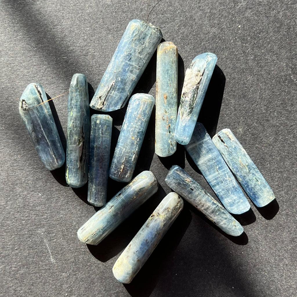 Kianit albastru (Cianit) piatra rulata, druzy.ro, cristale 1