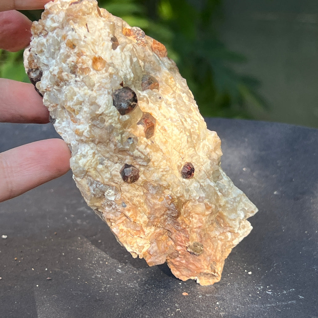 Cluster granat rosu almandin in matrice – specimen brut | Model 4, pietre semipretioase - druzy.ro 2 