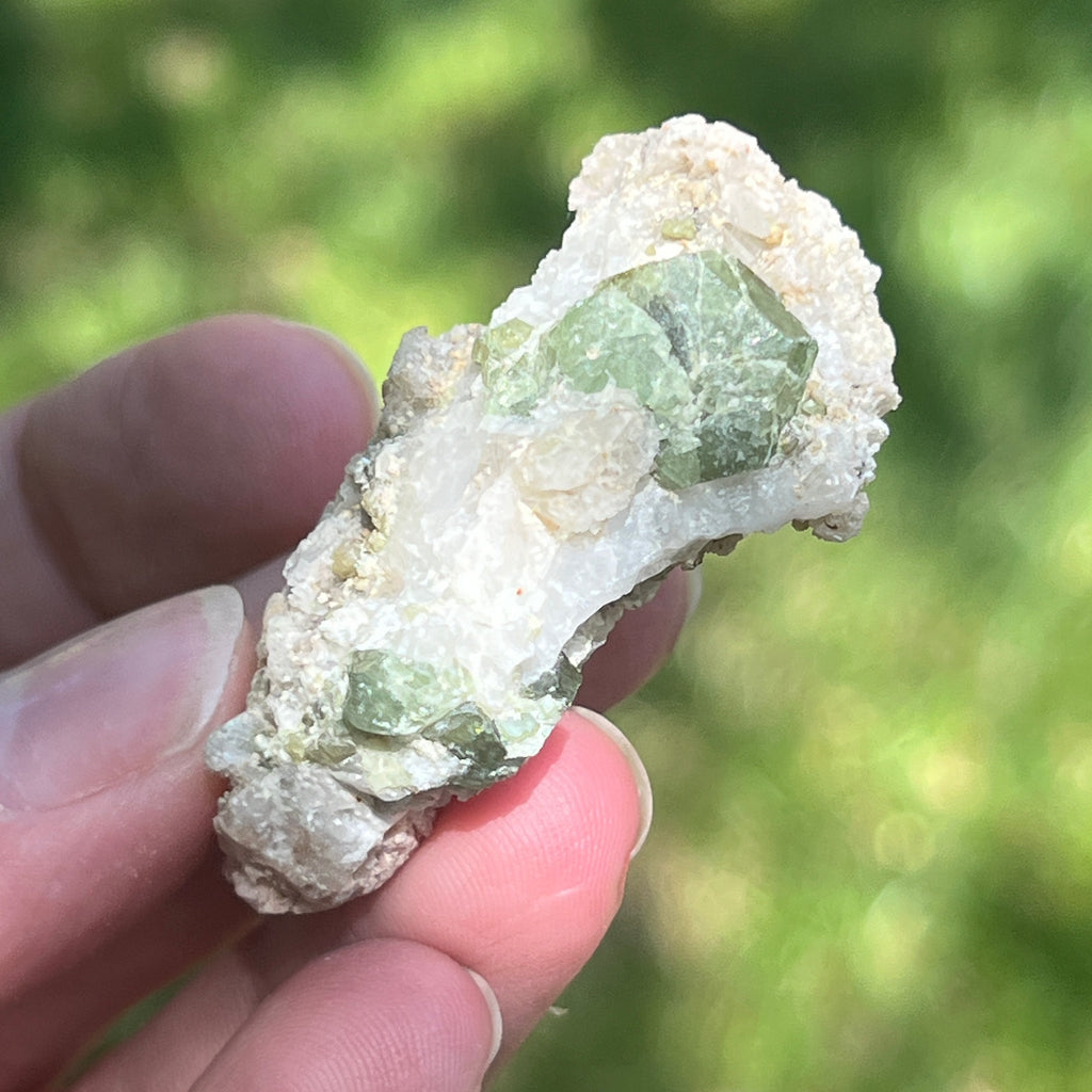 Cluster granat verde Demantoid pe matrice – specimen brut din Erongo, Namibia | Model 7, pietre semipretioase - druzy.ro 7 