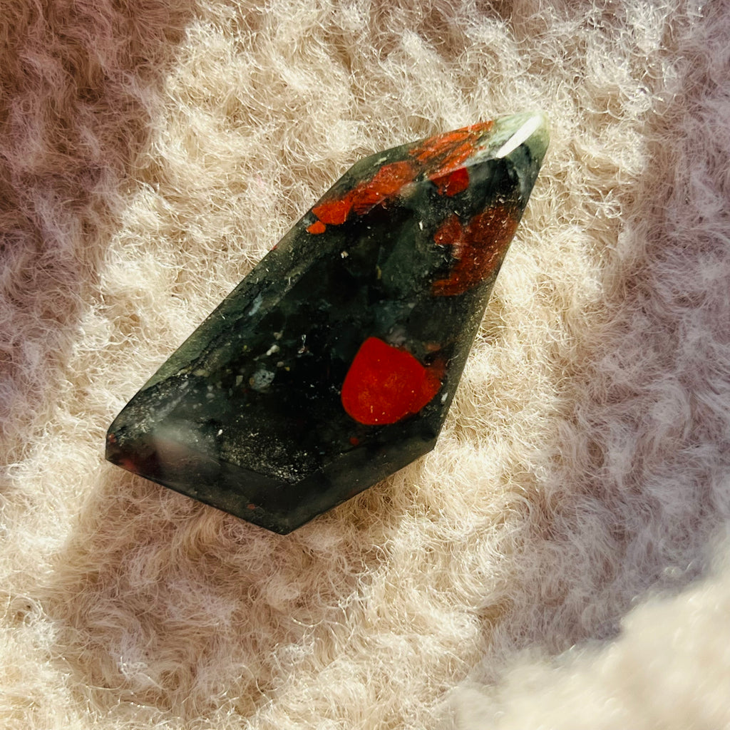 Cabochon jasp piatra sangelui/seftonit m11, druzy.ro, cristale 1