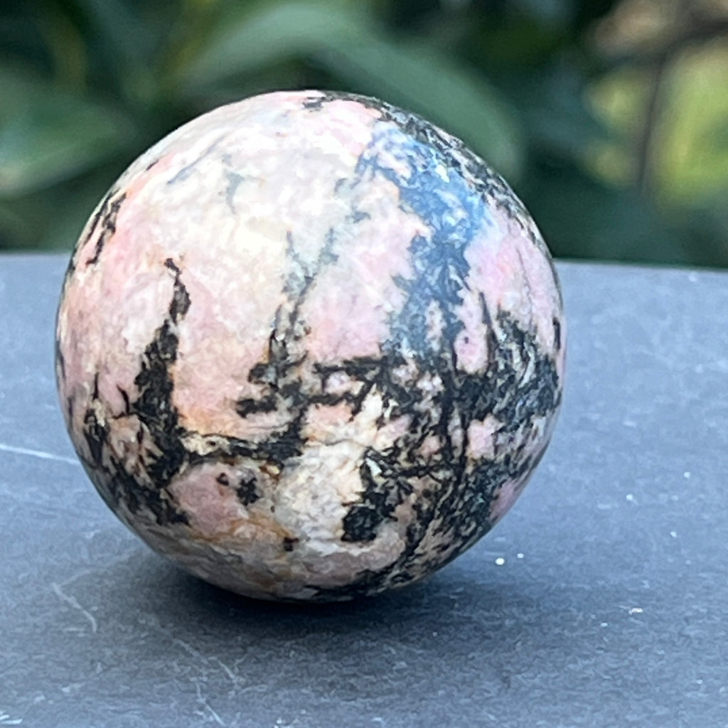 Sfera rodonit Madagascar model 6, pietre semipretioase - druzy.ro 1 