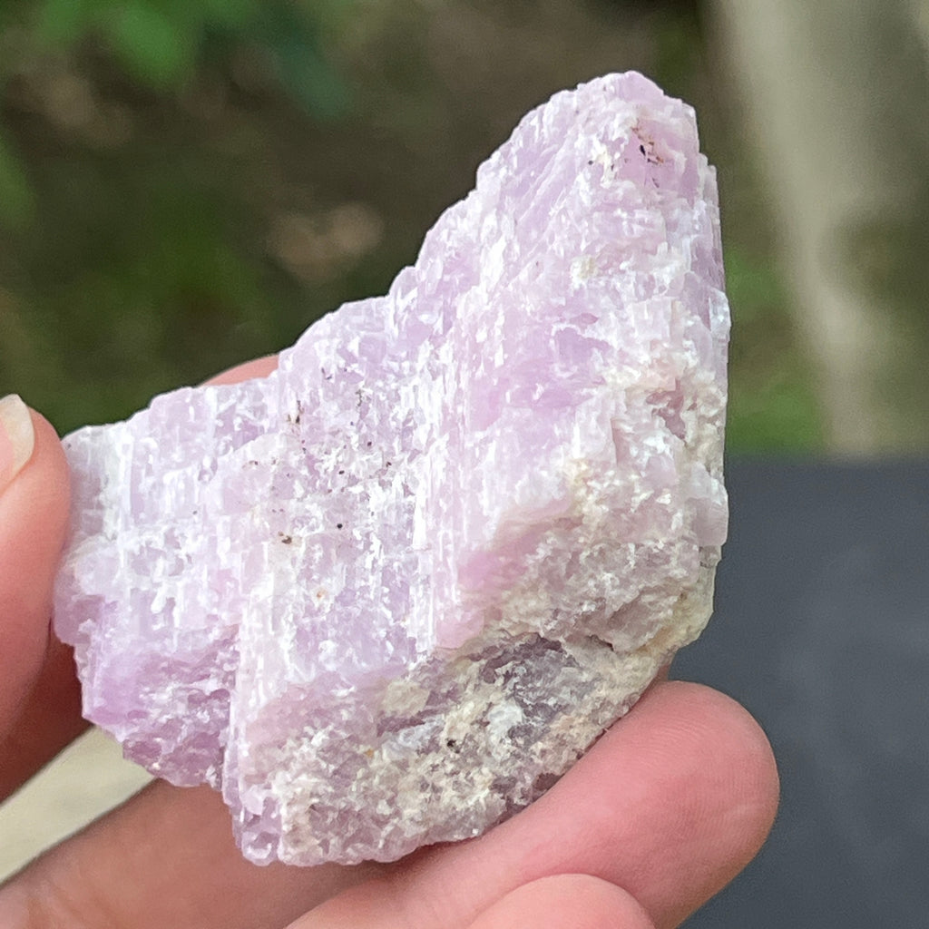 Kunzit piatra bruta | Model 4, pietre semipretioase - druzy.ro 4 