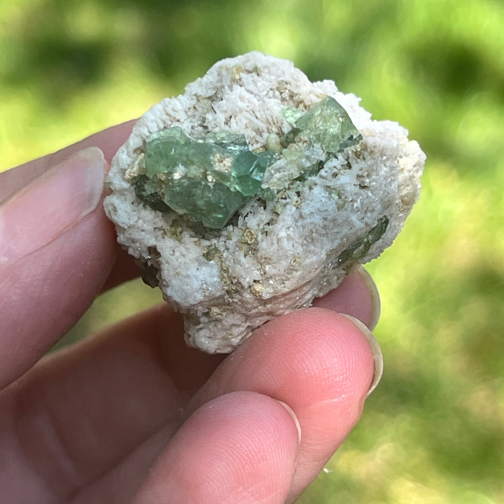 Cluster granat verde Demantoid pe matrice – specimen brut din Erongo, Namibia | Model 10, pietre semipretioase - druzy.ro 7 