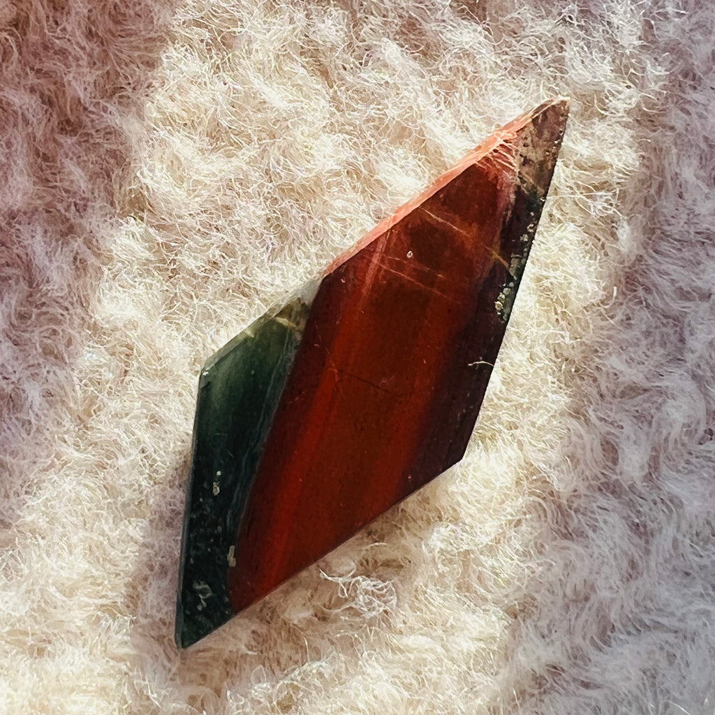 Cabochon jasp piatra sangelui/seftonit m12, druzy.ro, cristale 1