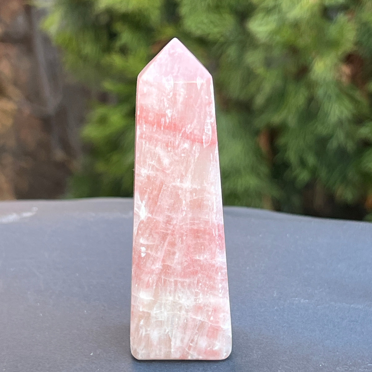 Obelisc calcit roz model 1 – DRUZY