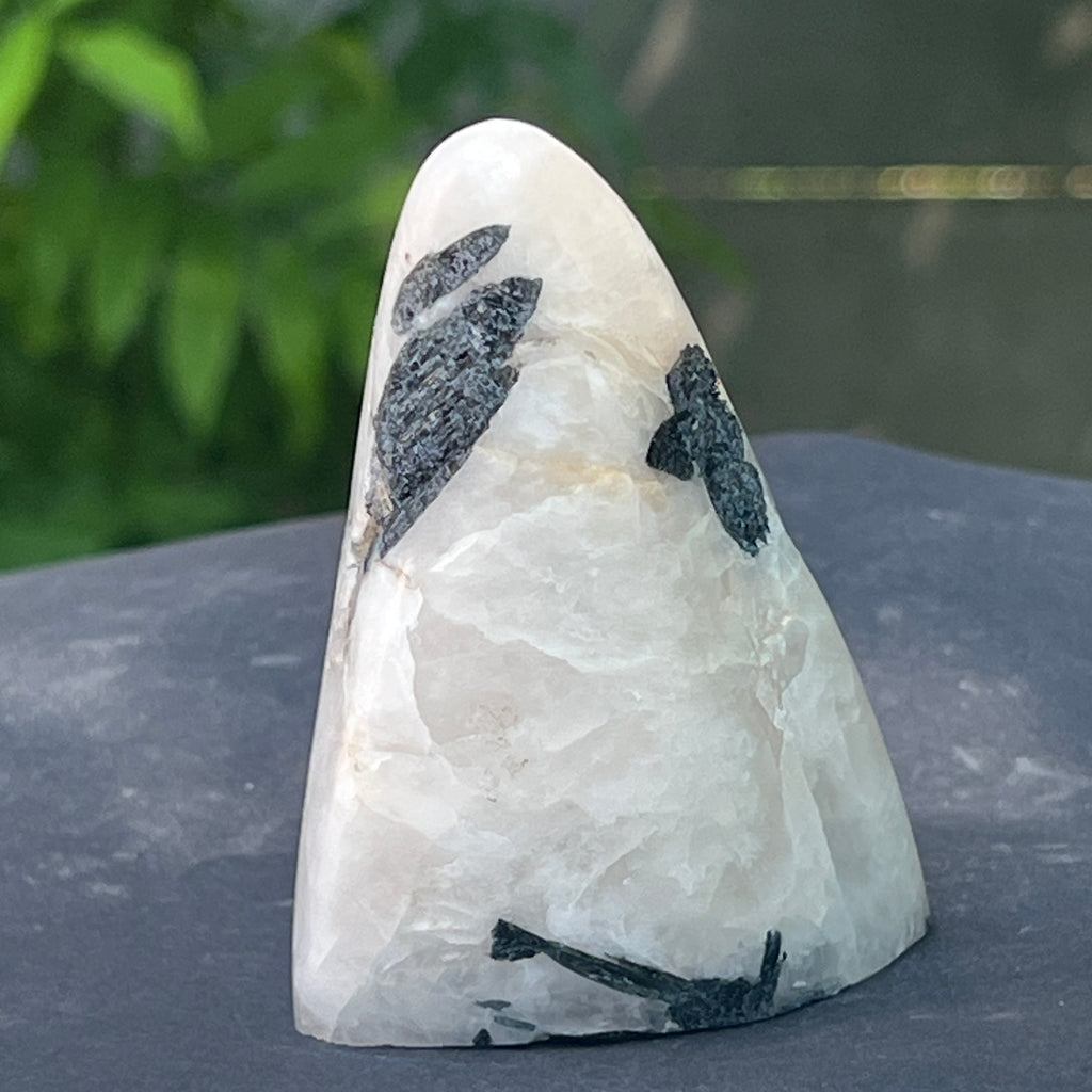 Sculptura turmalină neagră cu piatra lunii forma libera | Model 2, pietre semipretioase - druzy.ro 1 
