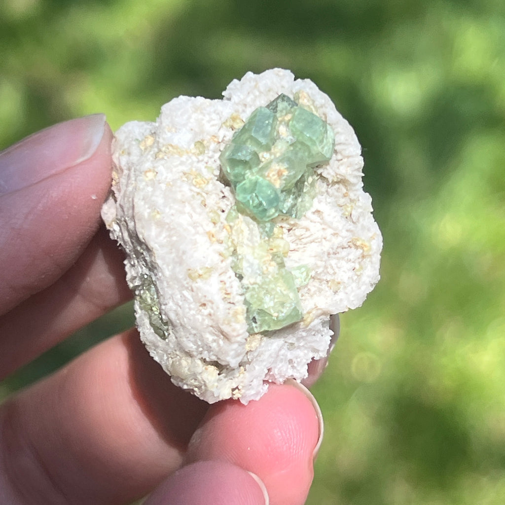 Cluster granat verde Demantoid pe matrice – specimen brut din Erongo, Namibia | Model 10, pietre semipretioase - druzy.ro 6 