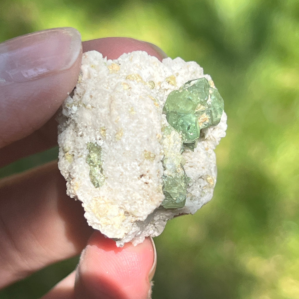 Cluster granat verde Demantoid pe matrice – specimen brut din Erongo, Namibia | Model 10, pietre semipretioase - druzy.ro 4 