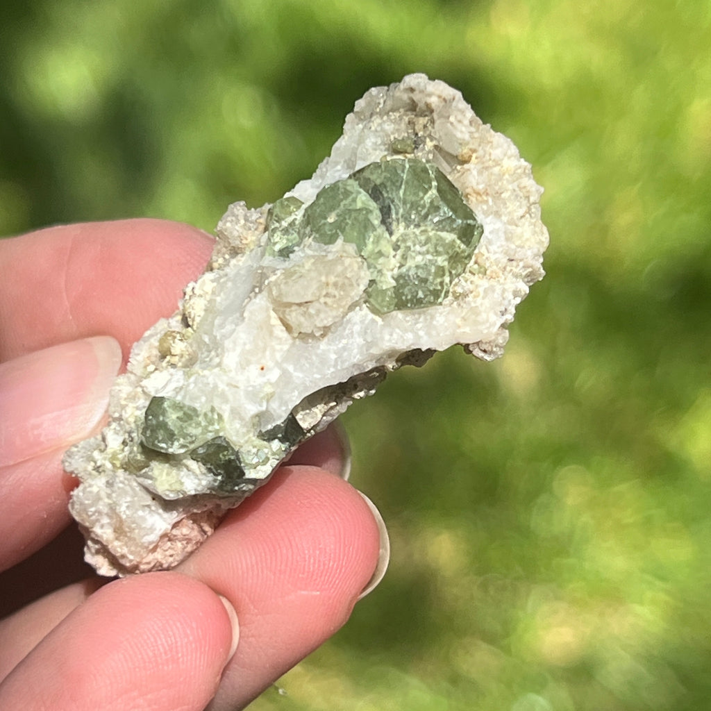Cluster granat verde Demantoid pe matrice – specimen brut din Erongo, Namibia | Model 7, pietre semipretioase - druzy.ro 3 