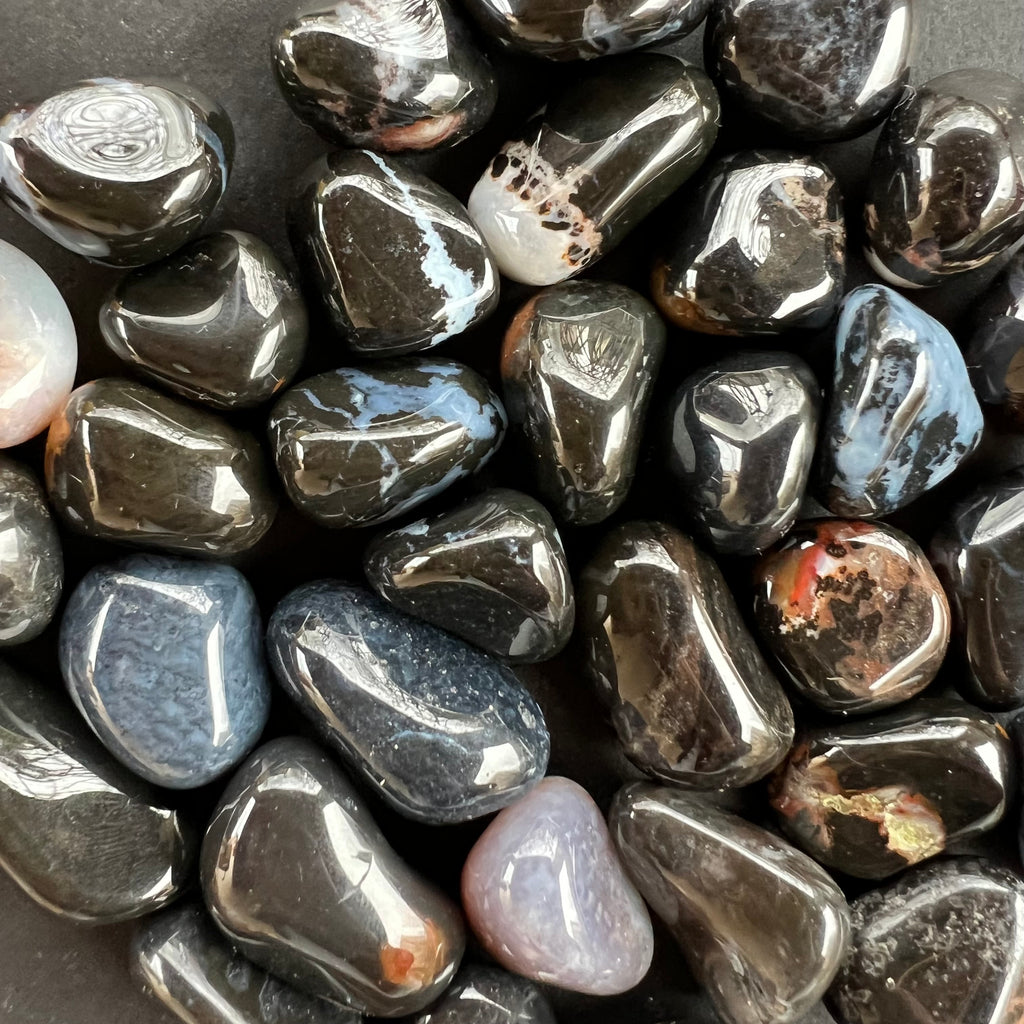 Sardonix piatra curajului si protectiei, piatra rulata, m1, negru, druzy.ro, cristale 1