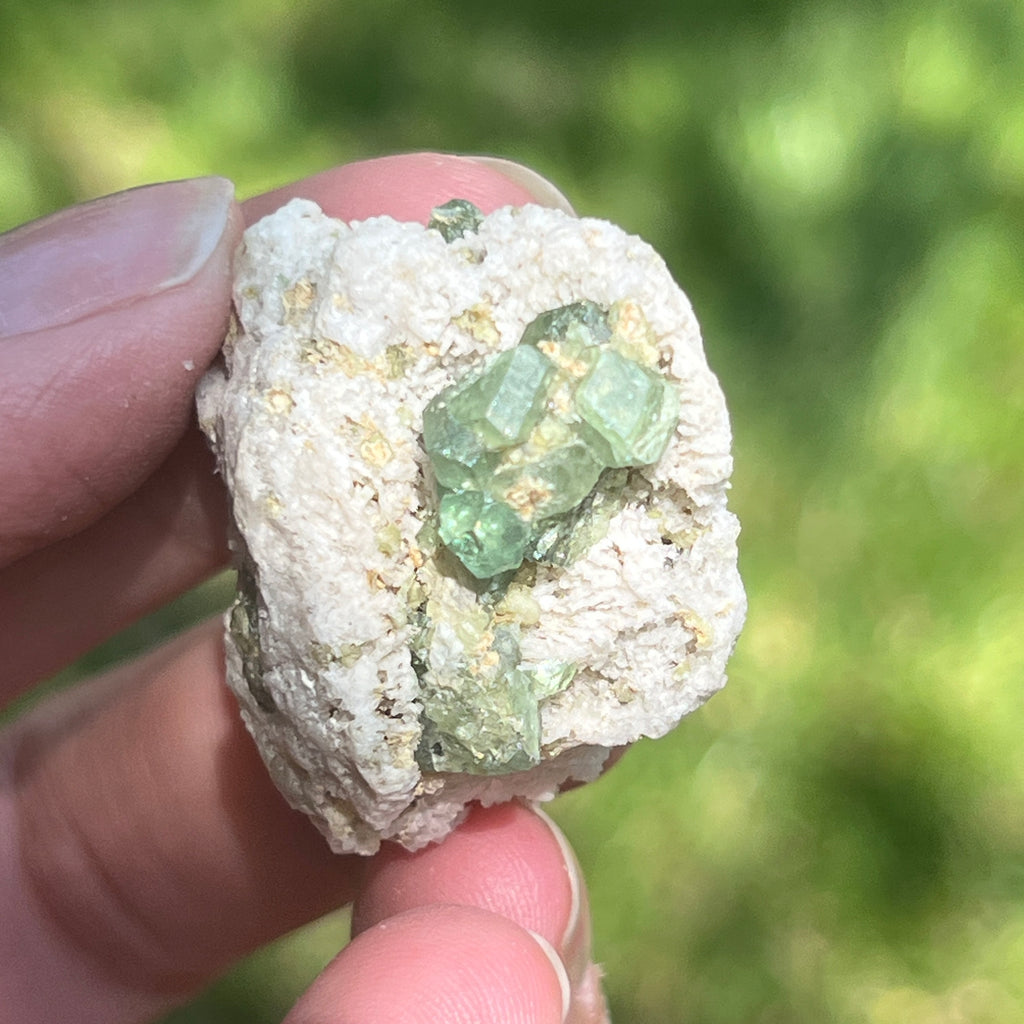 Cluster granat verde Demantoid pe matrice – specimen brut din Erongo, Namibia | Model 10, pietre semipretioase - druzy.ro 2 
