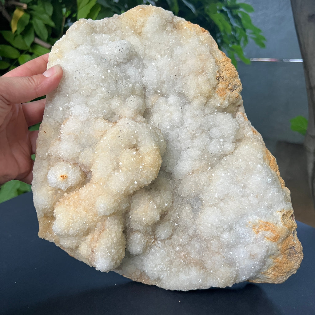 Cuarț botrioidal cu suprafață druzy – sculptură naturală în alb perlat -model 2, pietre semipretioase - druzy.ro 6 