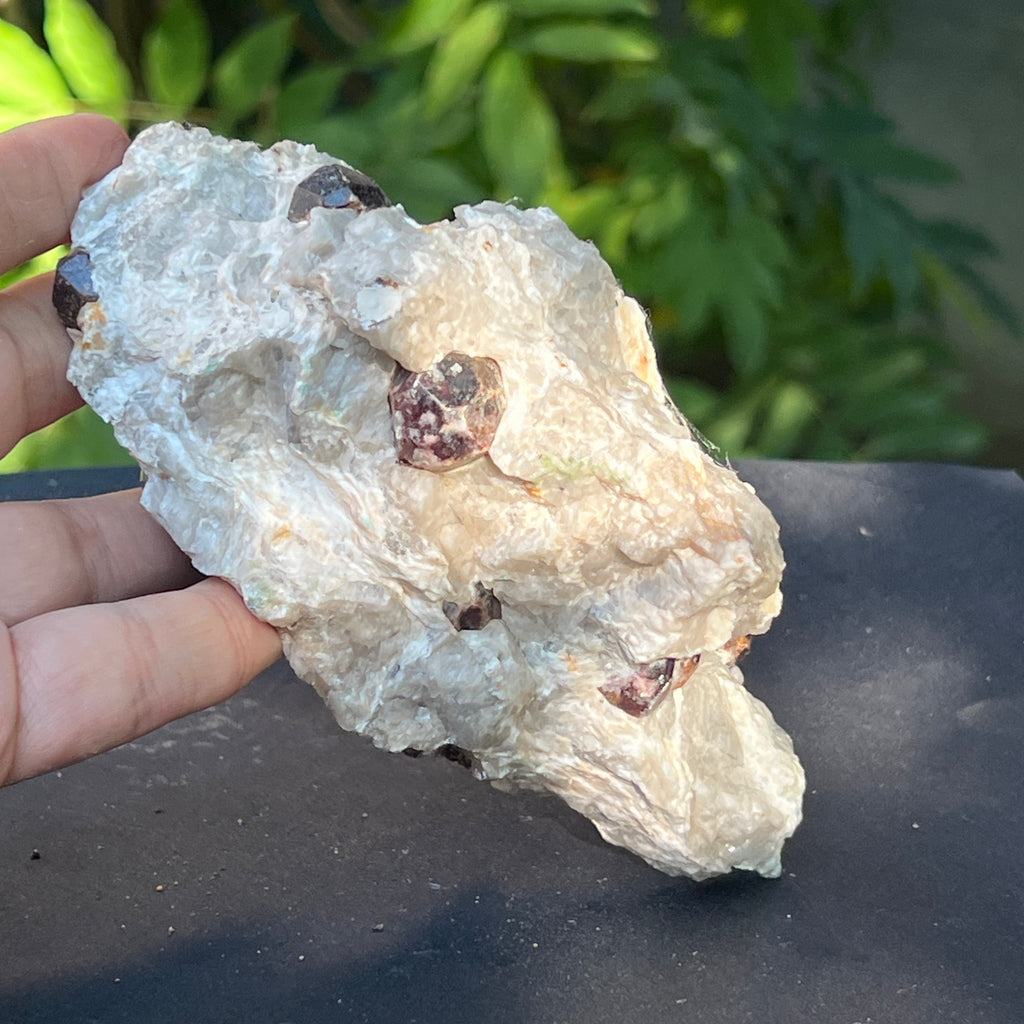 Cluster granat rosu almandin in matrice – specimen brut | Model 2, pietre semipretioase - druzy.ro 2 