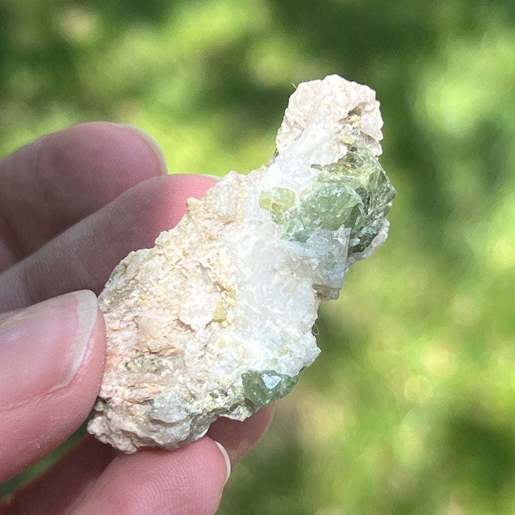 Cluster granat verde Demantoid pe matrice – specimen brut din Erongo, Namibia | Model 7, pietre semipretioase - druzy.ro 6 