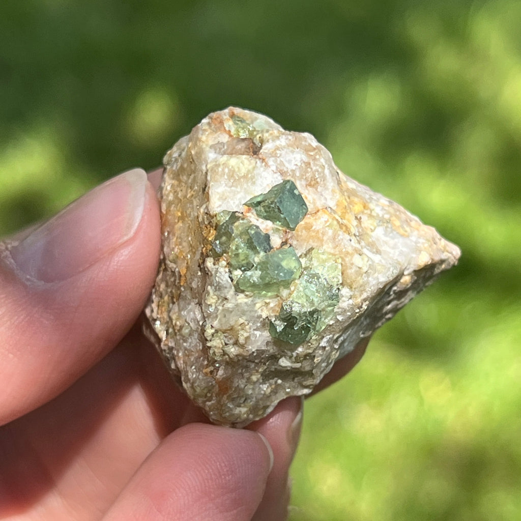 Cluster granat verde Demantoid pe matrice – specimen brut din Erongo, Namibia | Model 2, pietre semipretioase - druzy.ro 2 