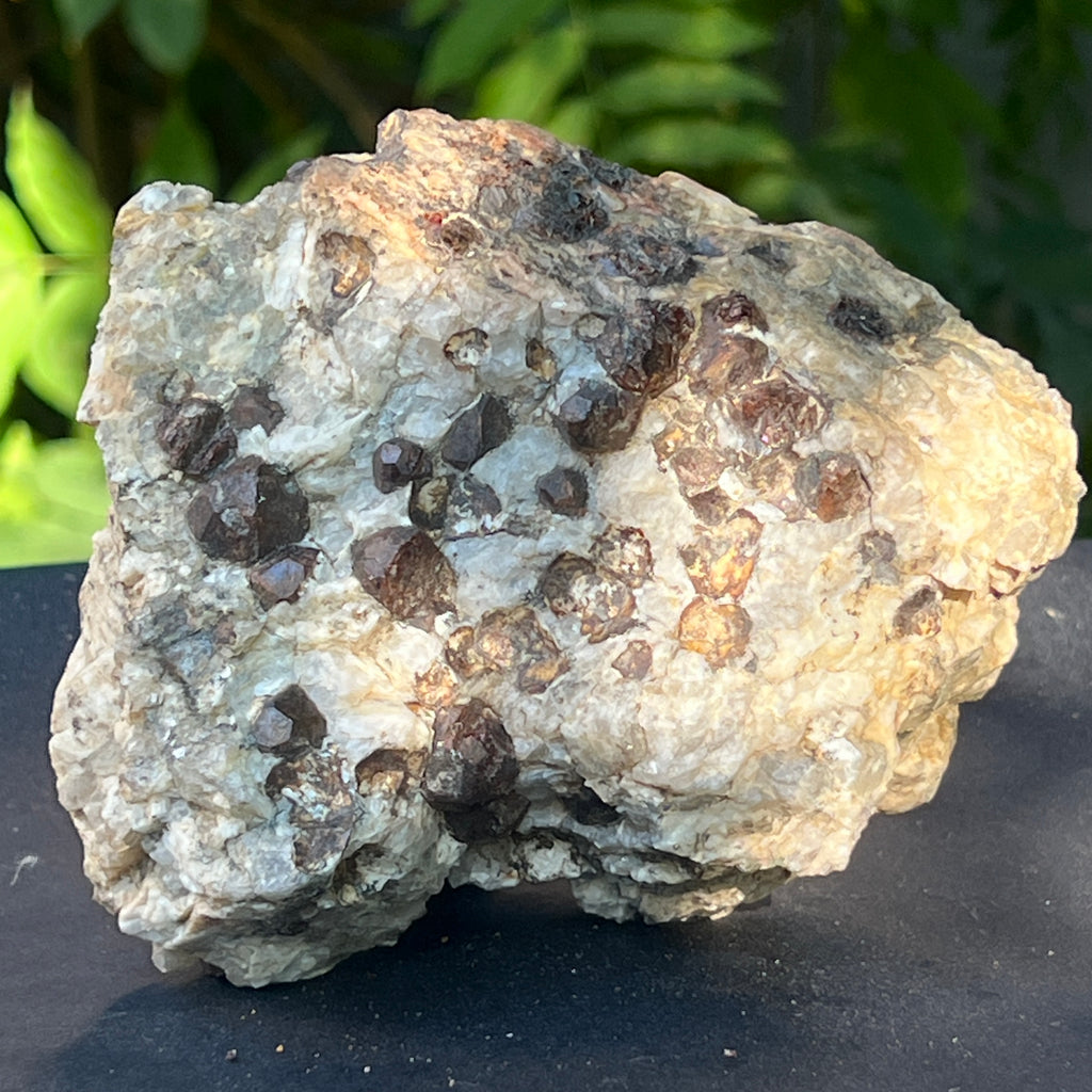 Cluster granat rosu almandin in matrice – specimen brut | Model 1, pietre semipretioase - druzy.ro 4 