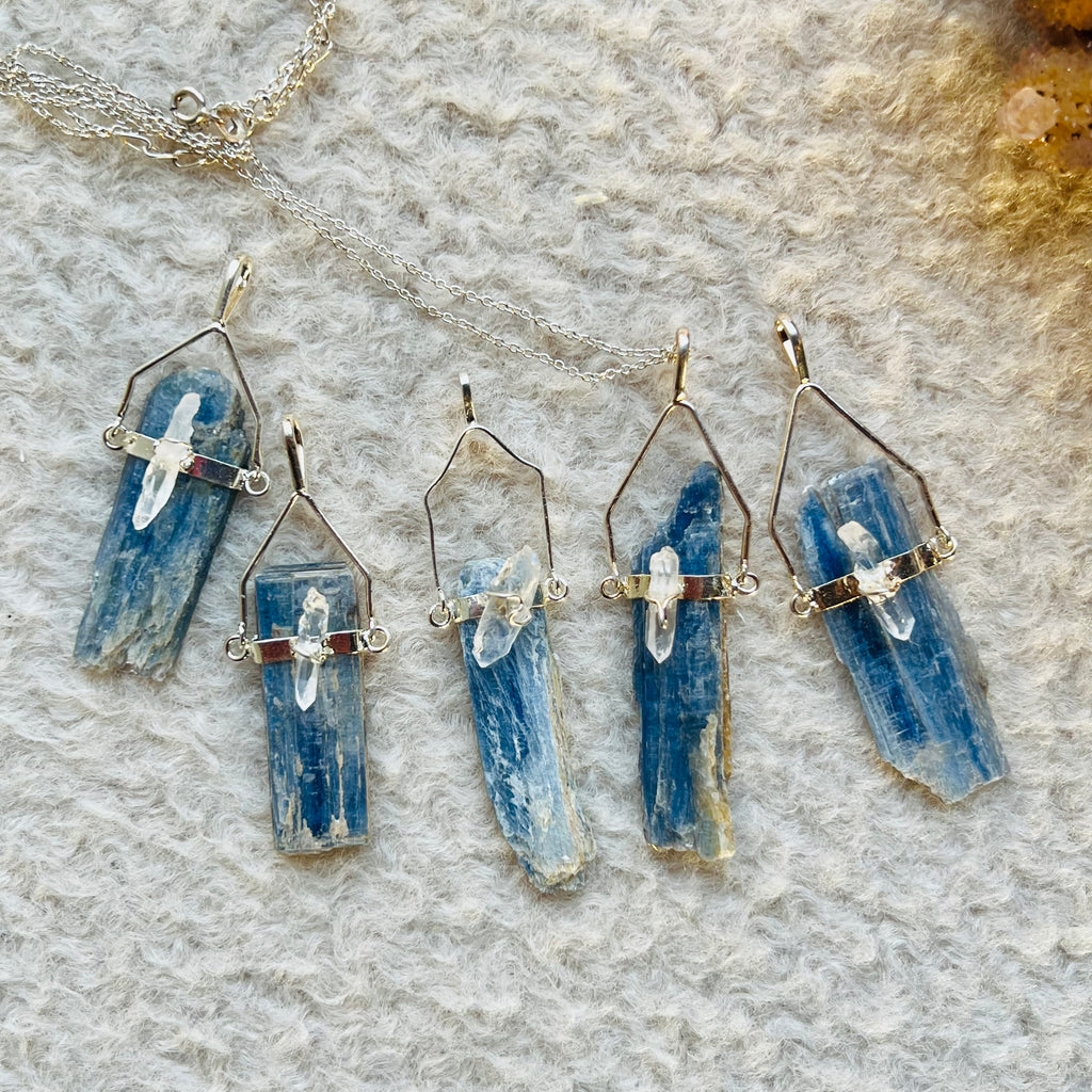 Pandantiv Kianit albastru si cuart (Cianit), druzy.ro, cristale 1