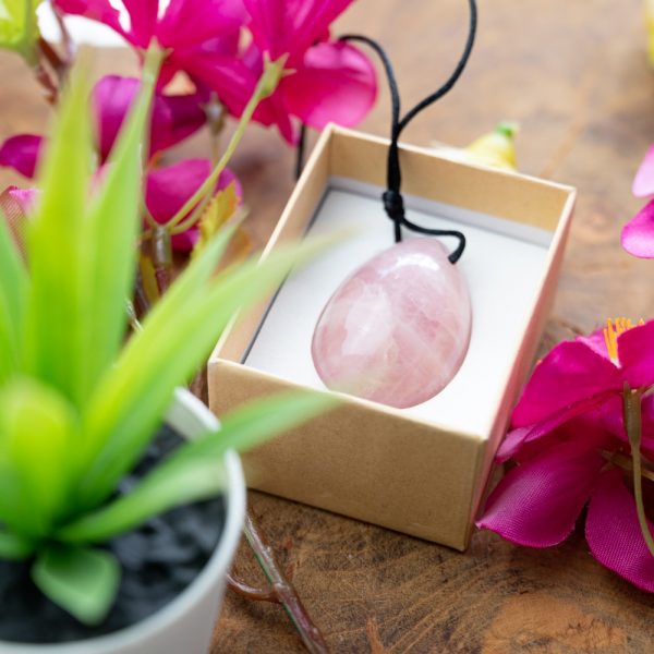 Ou Yoni cuart roz masaj ambalat in cutie cadou natur, druzy.ro, cristale 3