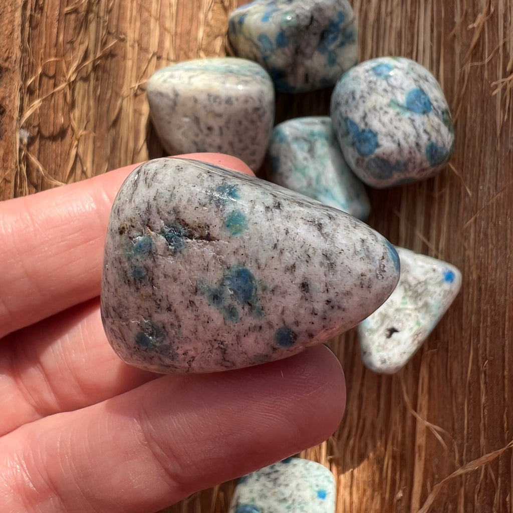 Piatra rulata  K2 Granit cu azurit 3.5 -4.5 cm, druzy.ro, cristale 5