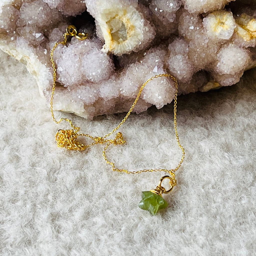 Pandantiv steluta peridot 1 cm (optiune adaugare lantisor argint placat cu aur), druzy.ro, cristale 1