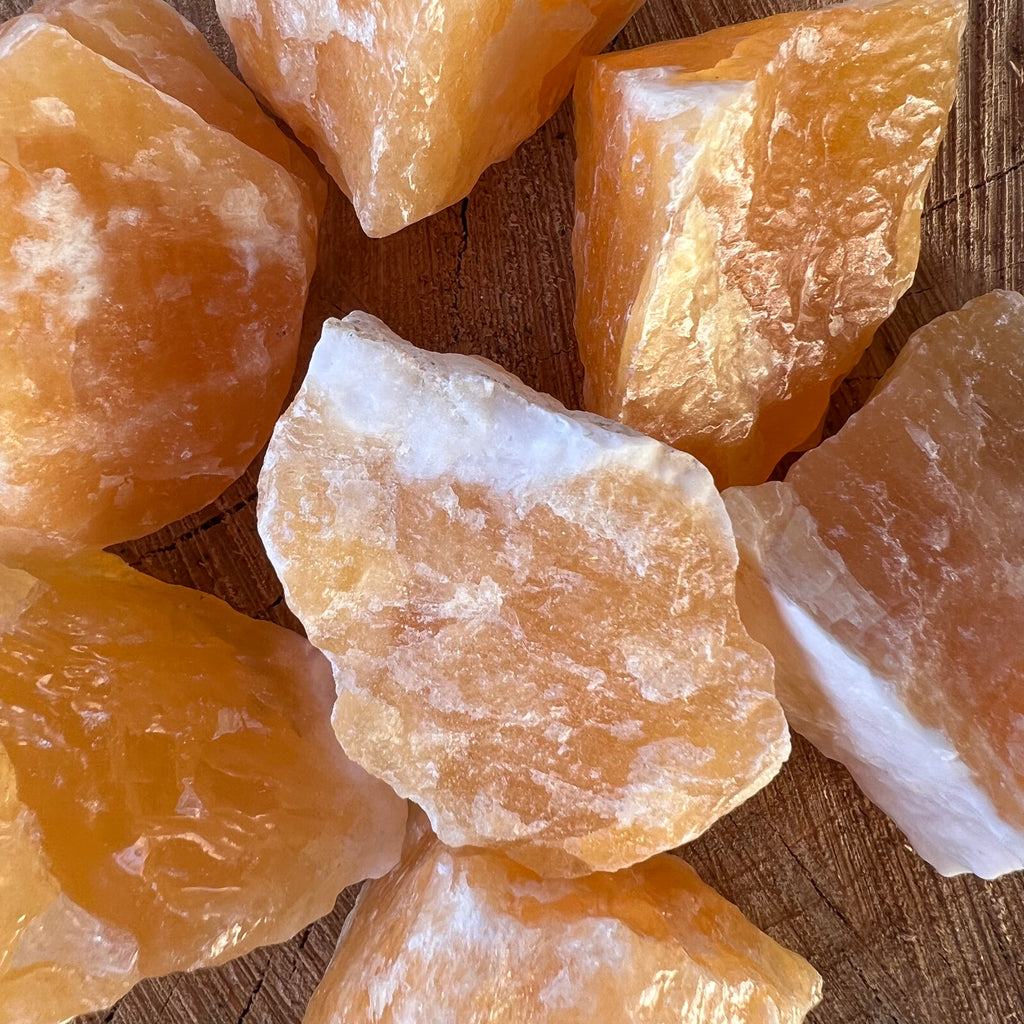 Calcit portocaliu piatra bruta, druzy.ro, cristale 4